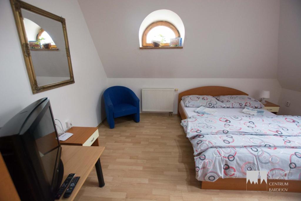 Postel nebo postele na pokoji v ubytování Kulturne Centrum Bardejov