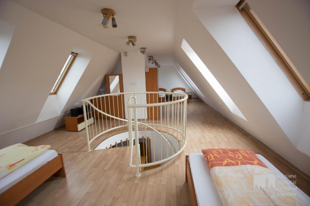 Postel nebo postele na pokoji v ubytování Kulturne Centrum Bardejov