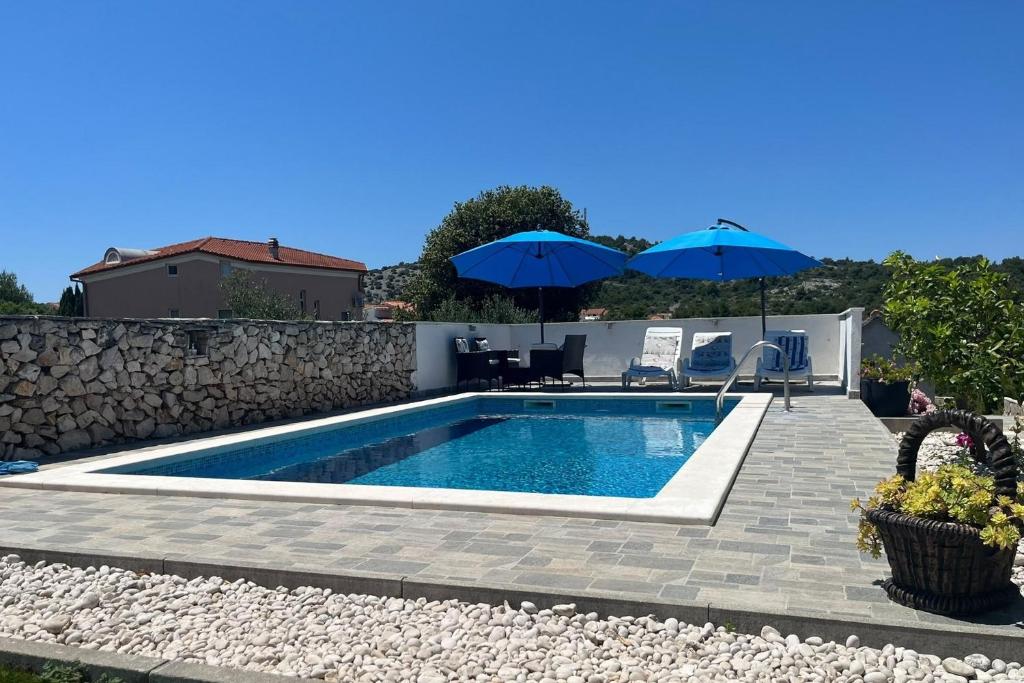 Family-friendly apartments with swimming pool Razanj, Rogoznica - 17867