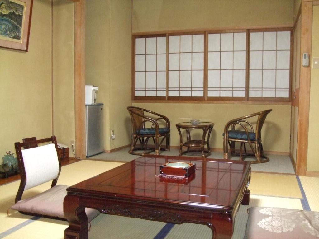 Posezení v ubytování Marunaka Ryokan
