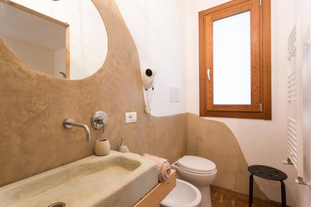 A bathroom at Sempreverde Atelier B&B