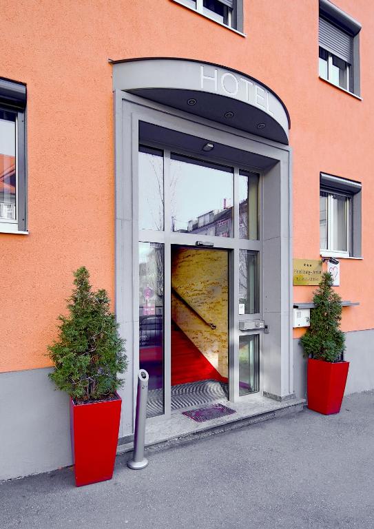 TIPTOP Hotel Burgschmiet Garni - Resim 23