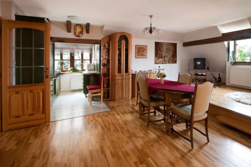 捷克克魯姆洛夫的住宿－Apartma Star by Jary，厨房以及带桌椅的用餐室。