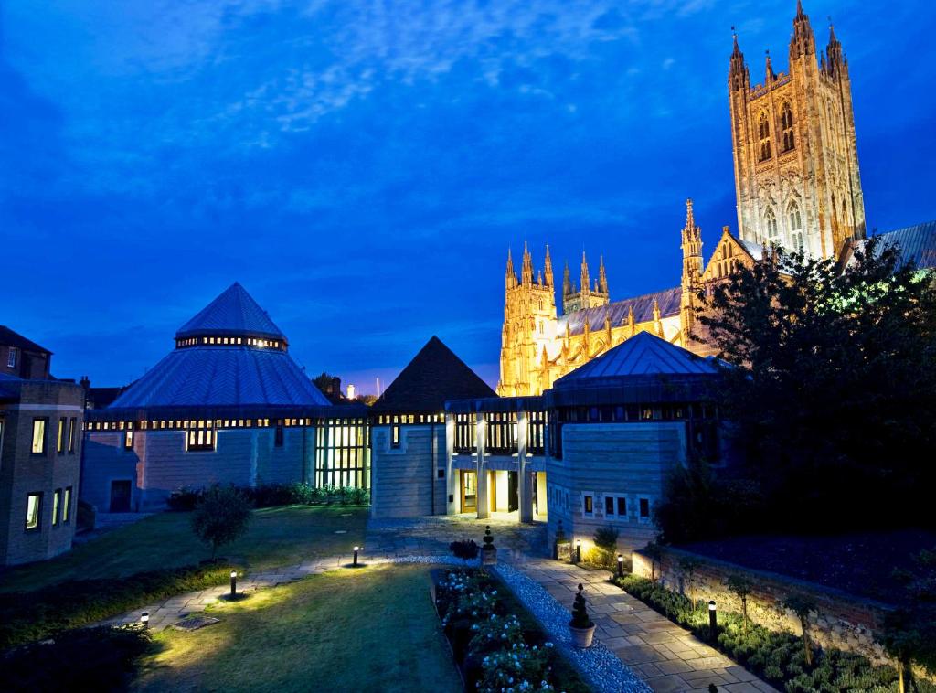 Ein Garten an der Unterkunft Canterbury Cathedral Lodge