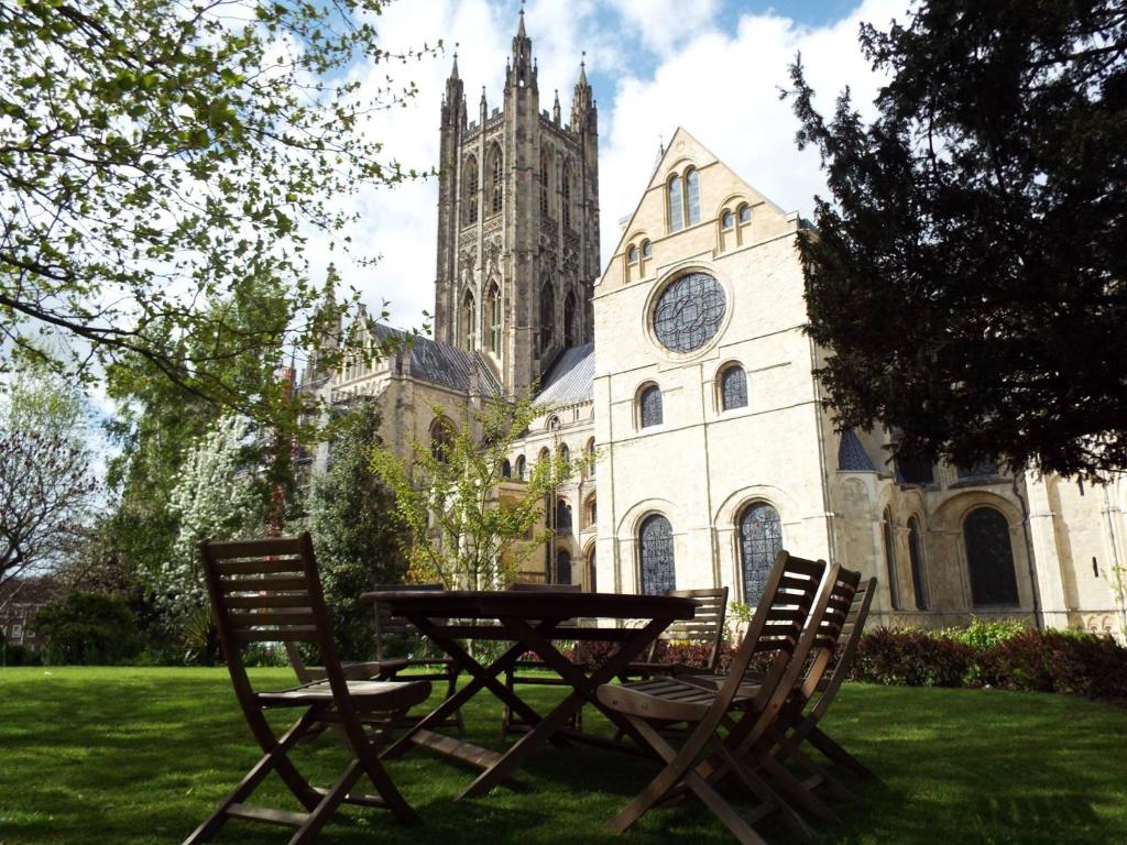 Ein Garten an der Unterkunft Canterbury Cathedral Lodge