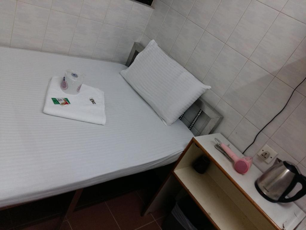 Příslušenství pro přípravu čaje a kávy v ubytování New Yan Yan Guest House reception 9th floor Flat E4 E6