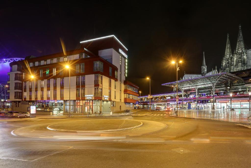 une rue de la ville la nuit avec des bâtiments et des feux de rue dans l'établissement Kommerzhotel Köln, à Cologne