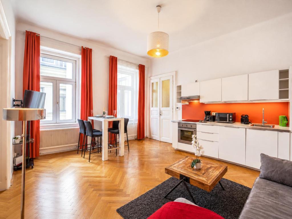 Spacious 2BR Apartment for 6 near Votivkirche & Metro U2