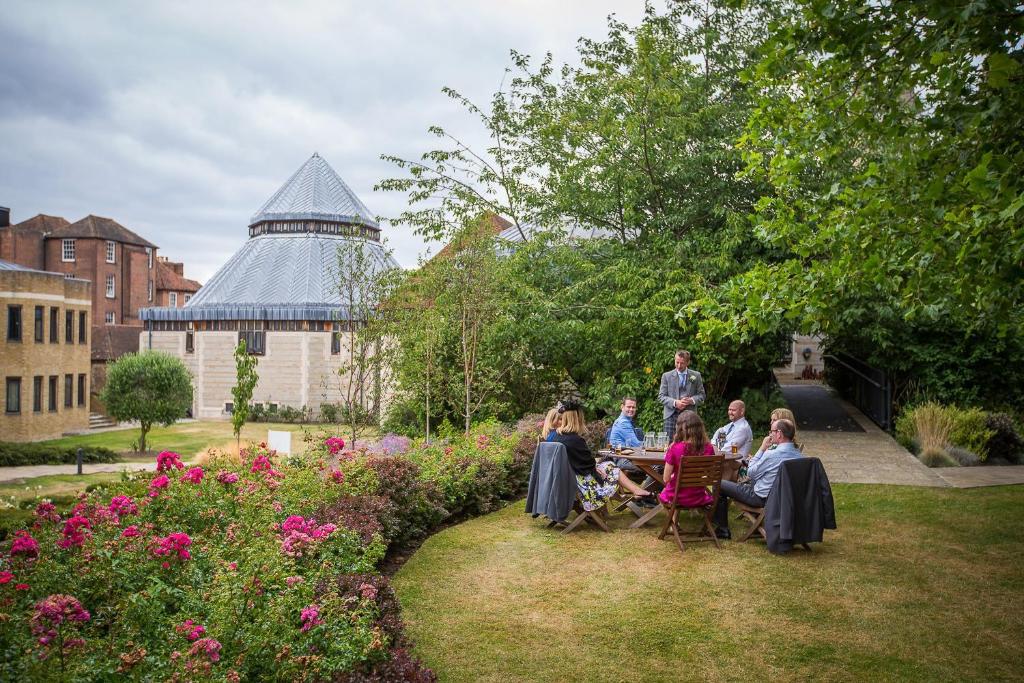 Ein Garten an der Unterkunft Canterbury Cathedral Lodge