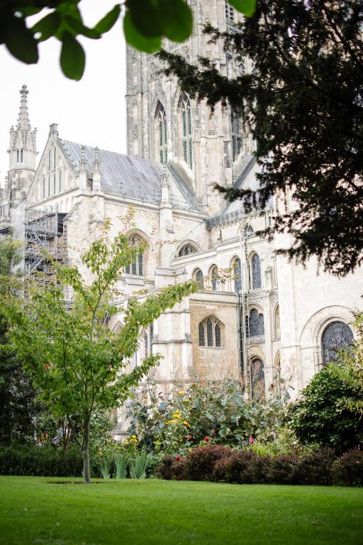 Ein Garten an der Unterkunft Canterbury Cathedral Lodge