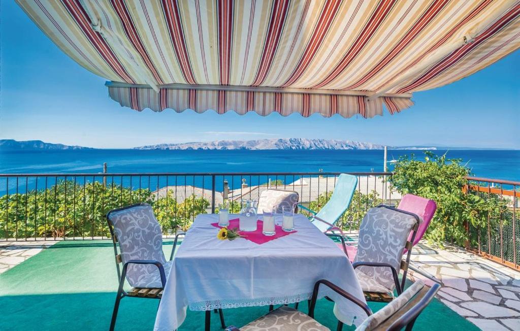 een tafel en stoelen met uitzicht op de oceaan bij Apartment Ivan Mili in Senj