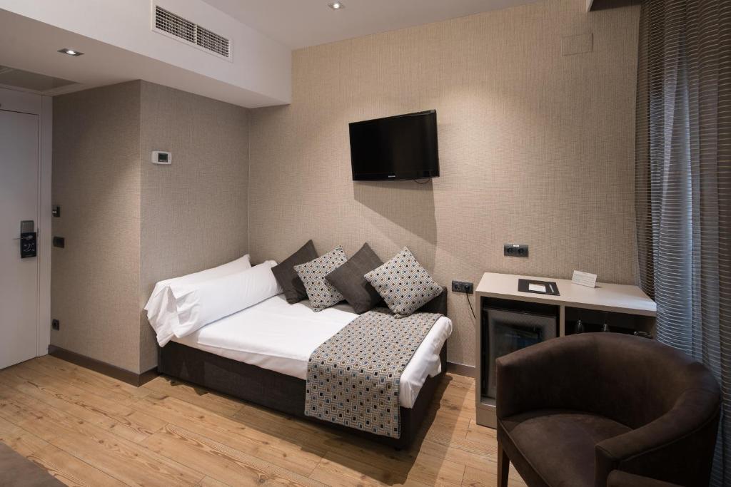 Catalonia Born - Triple Room (3 Adults)