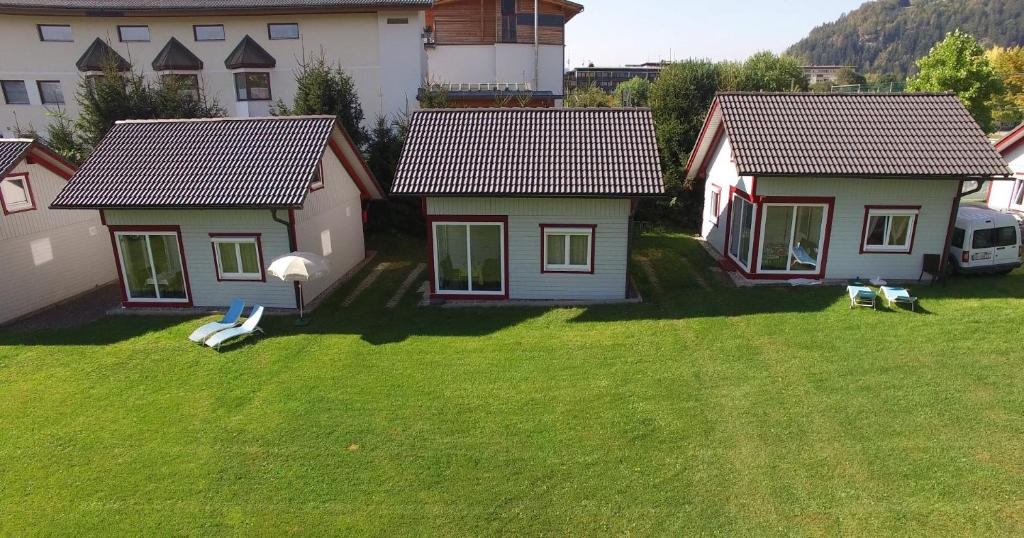 una vista aérea de un patio con dos casas en Ferienhaus Blasge, en Bodensdorf