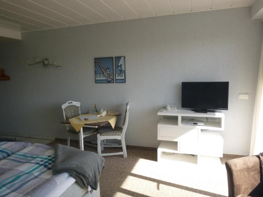 TV a/nebo společenská místnost v ubytování Haus Delphin