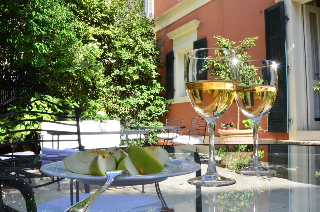 Siora Vittoria Boutique Hotel في مدينة كورفو: كأسين من النبيذ الأبيض يجلسون على الطاولة