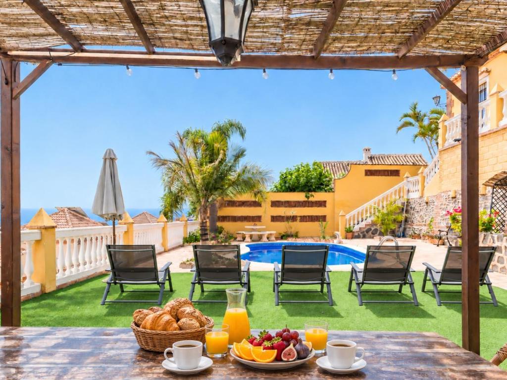 CHALET CON PISCINAS Y VISTAS DE ENSUEÑO - Housity