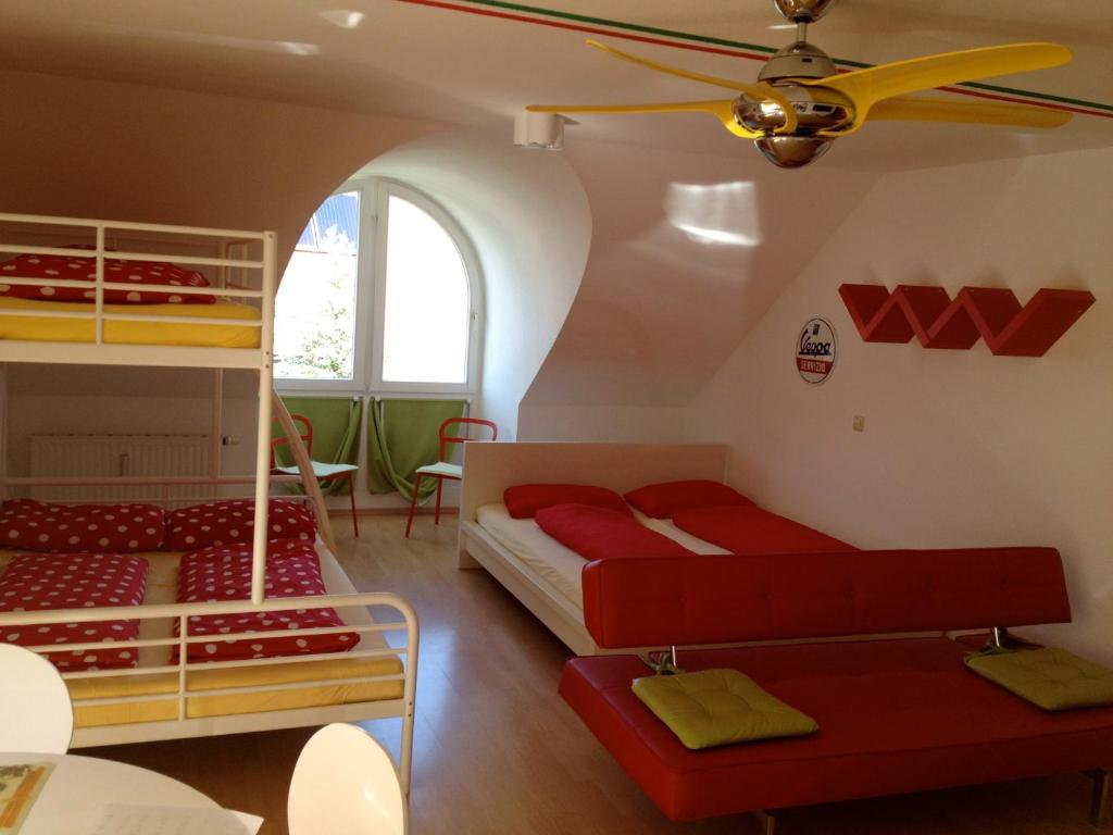 ein Zimmer mit zwei Etagenbetten und einem Tisch in der Unterkunft LITTLE ITALY Studio - EP Ticket Garantie in Rust