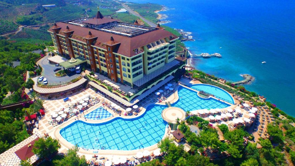 einen Luftblick auf ein Resort mit einem Pool in der Unterkunft Utopia World in Kargıcak