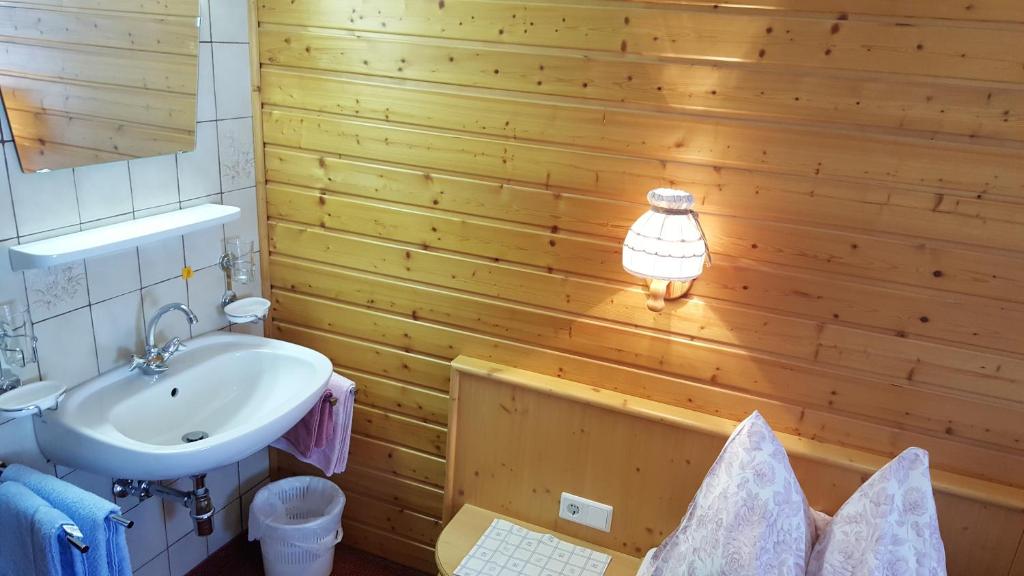 Koupelna v ubytování Stanahof