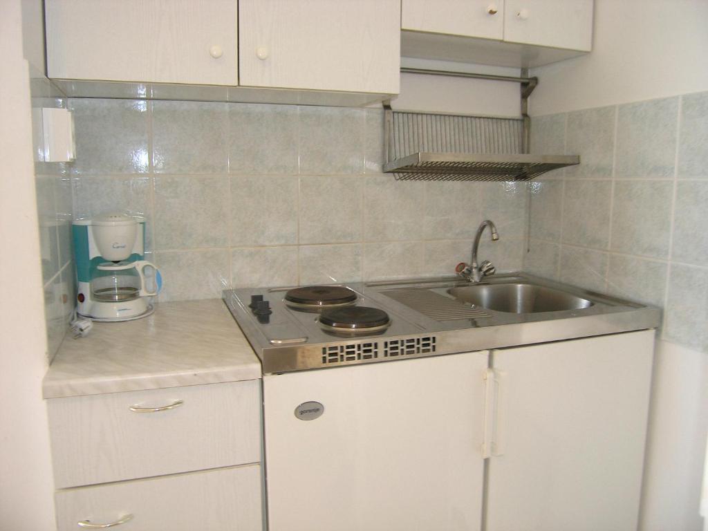 małą kuchnię ze zlewem i kuchenką w obiekcie Apartments Murgic w Krku