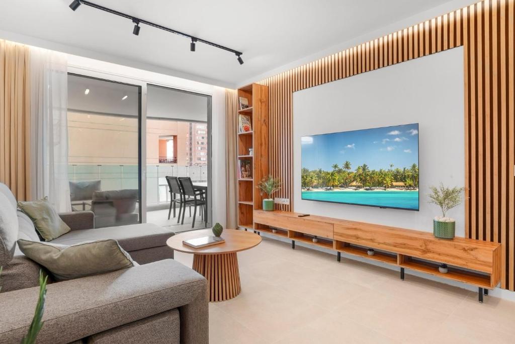 NEW 7th Floor Apartment Near Beach Center