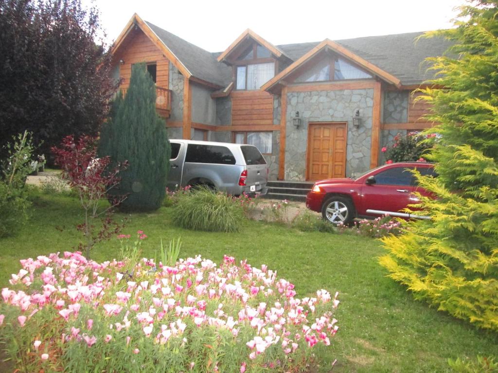 una casa con un coche aparcado en el patio en Portal de los Andes Bariloche, en San Carlos de Bariloche
