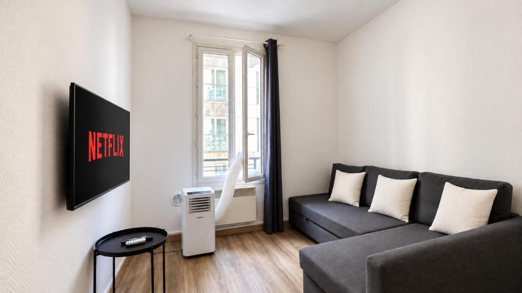 Eiffel Tower Chic 1 Bedroom Apartment with Netflix
