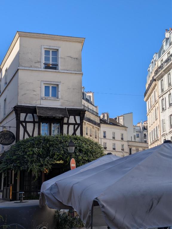 COSY and CHARMING in HISTORIC MONTMARTRE