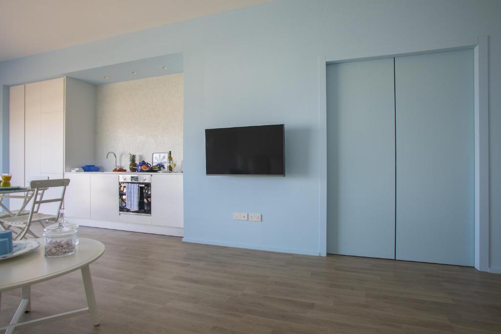 TV a/nebo společenská místnost v ubytování Azure Beachfront Suite