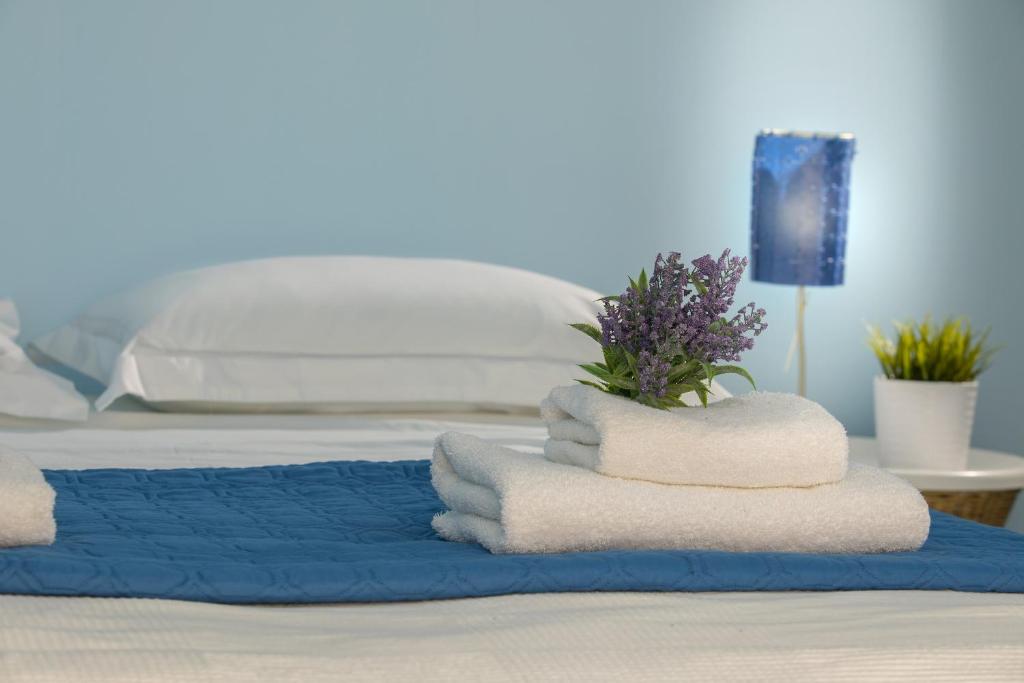 Postel nebo postele na pokoji v ubytování Azure Beachfront Suite