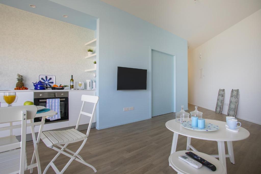 TV a/nebo společenská místnost v ubytování Azure Beachfront Suite