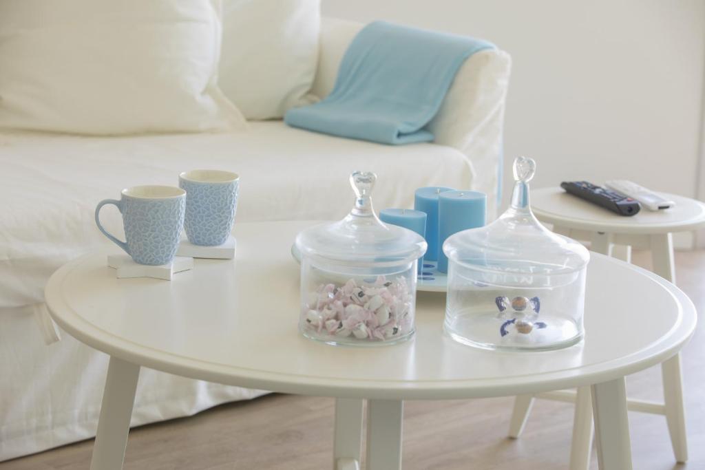 Posezení v ubytování Azure Beachfront Suite