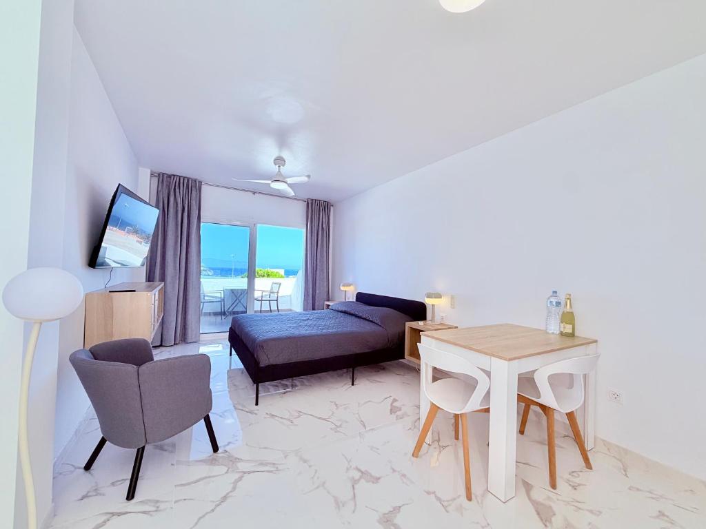 Victoria Beachfront Studio 1, Central Location Las Americas