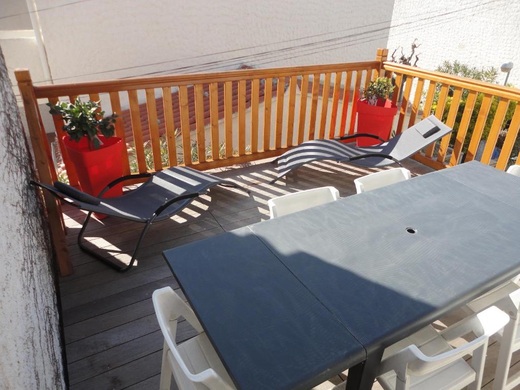 濱海聖皮埃爾的住宿－Residence Mediterrama II，甲板上的蓝色桌子和椅子