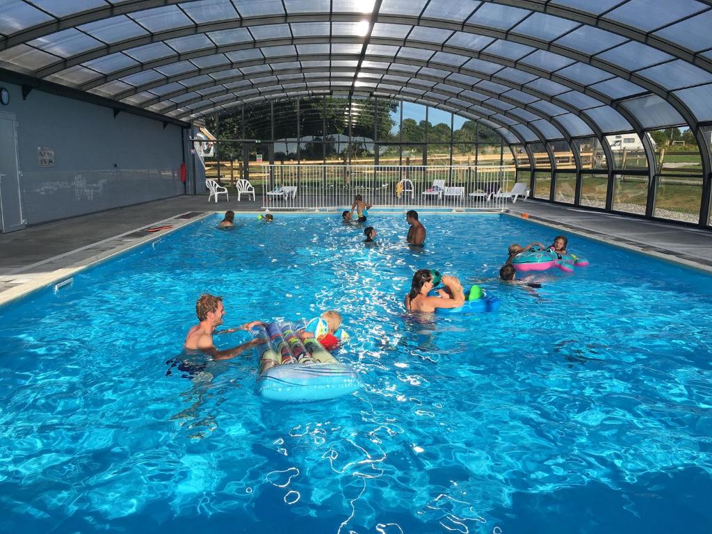 um grupo de pessoas brincando em uma piscina em O2 Camping em Longueville