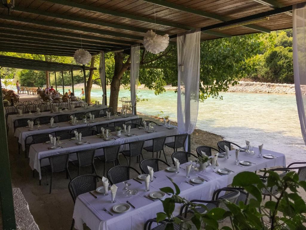 A restaurant or other place to eat at Acheron Springs-Markou Ilias