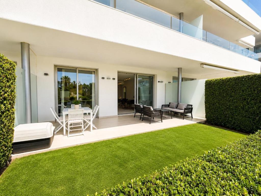 Beautiful renovated ground floor with private garden in Bel Air