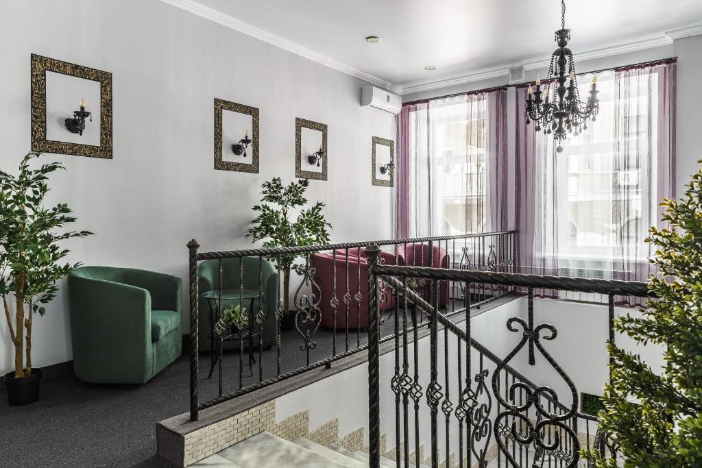 莫斯科的住宿－弗羅林酒店，客厅设有带绿色椅子的阳台