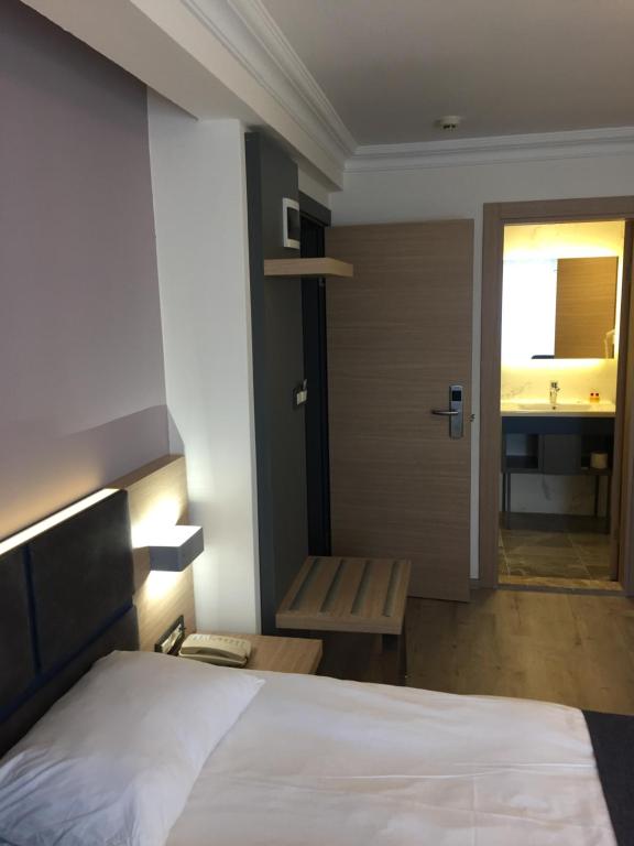 Postel nebo postele na pokoji v ubytování Helen Hotel