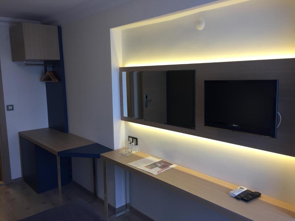 TV a/nebo společenská místnost v ubytování Helen Hotel