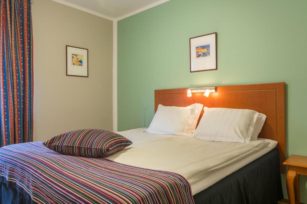 Postel nebo postele na pokoji v ubytování Teaterhotellet