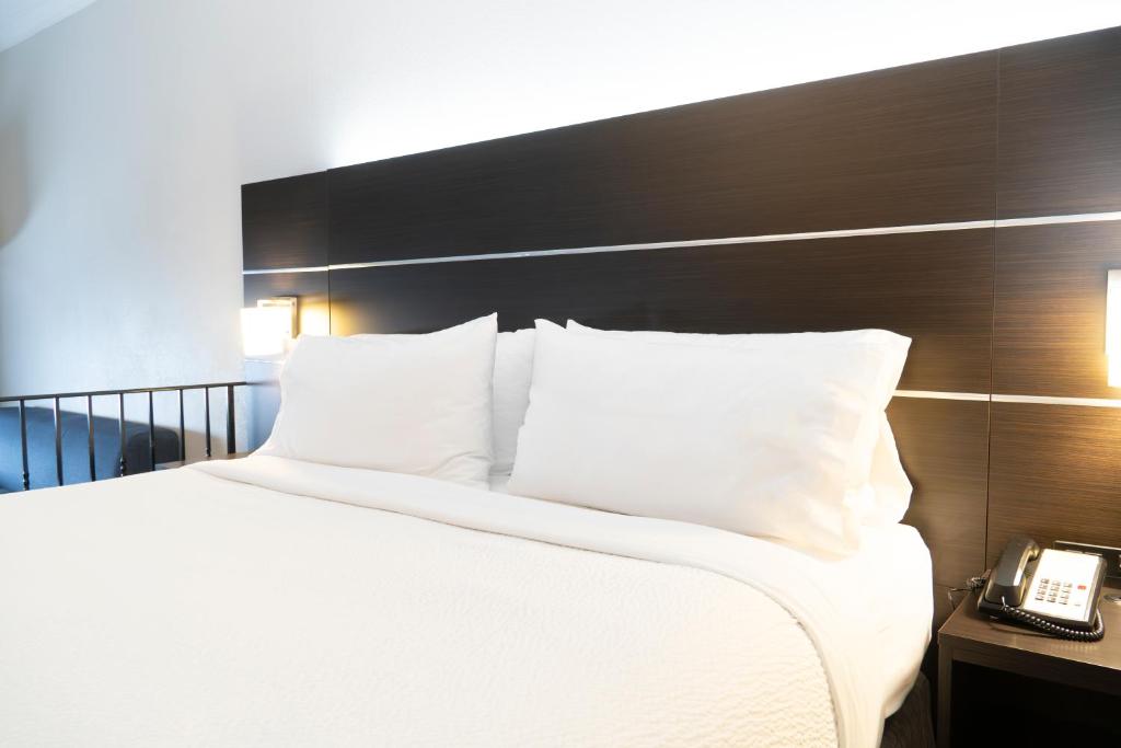 Holiday Inn Express Hotel & Suites Columbia-Fort Jackson, an IHG Hotel - 