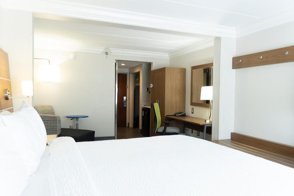 Holiday Inn Express Hotel & Suites Columbia-Fort Jackson, an IHG Hotel - 