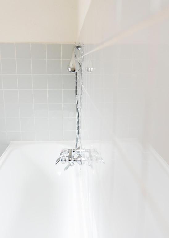 una doccia con soffione in un bagno di Gasthof Mandorfer a Hörsching
