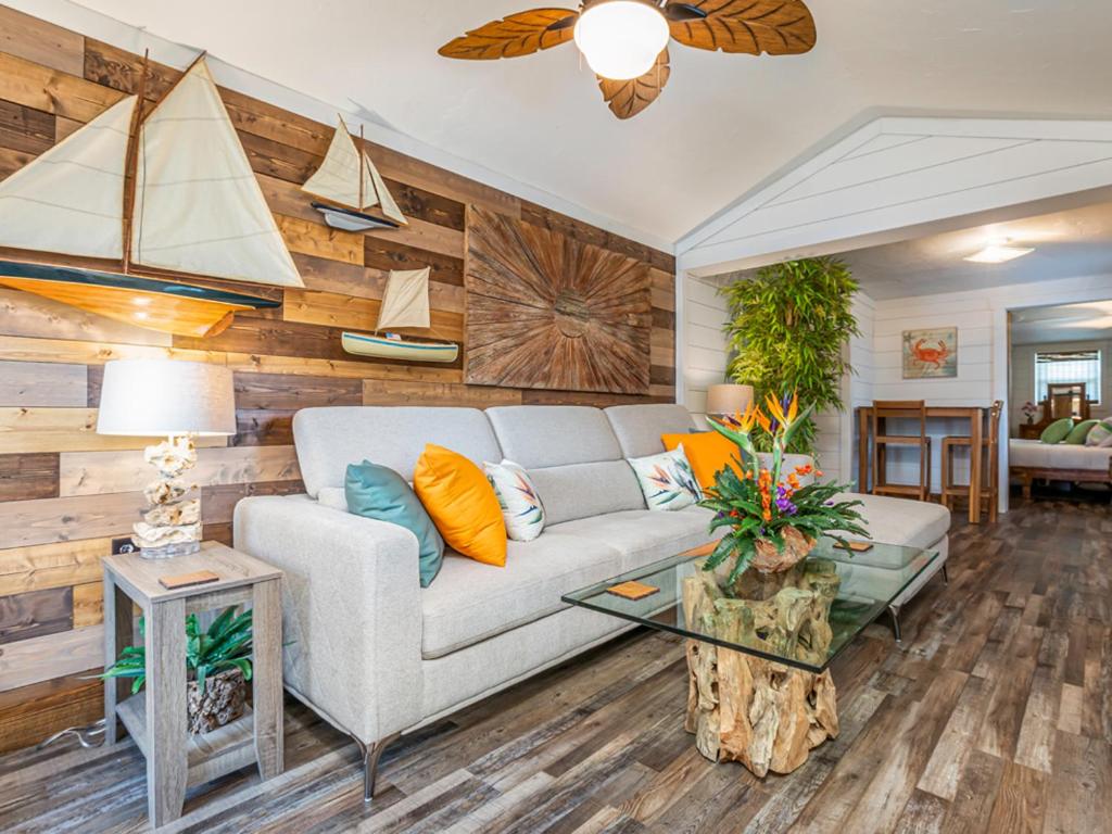 Gilligans Island - Housity