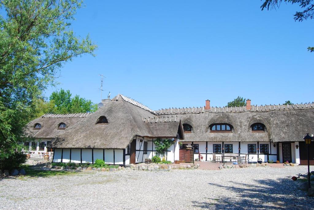 un gran edificio con techo de paja en Den gamle Digegaard, en Dannemare