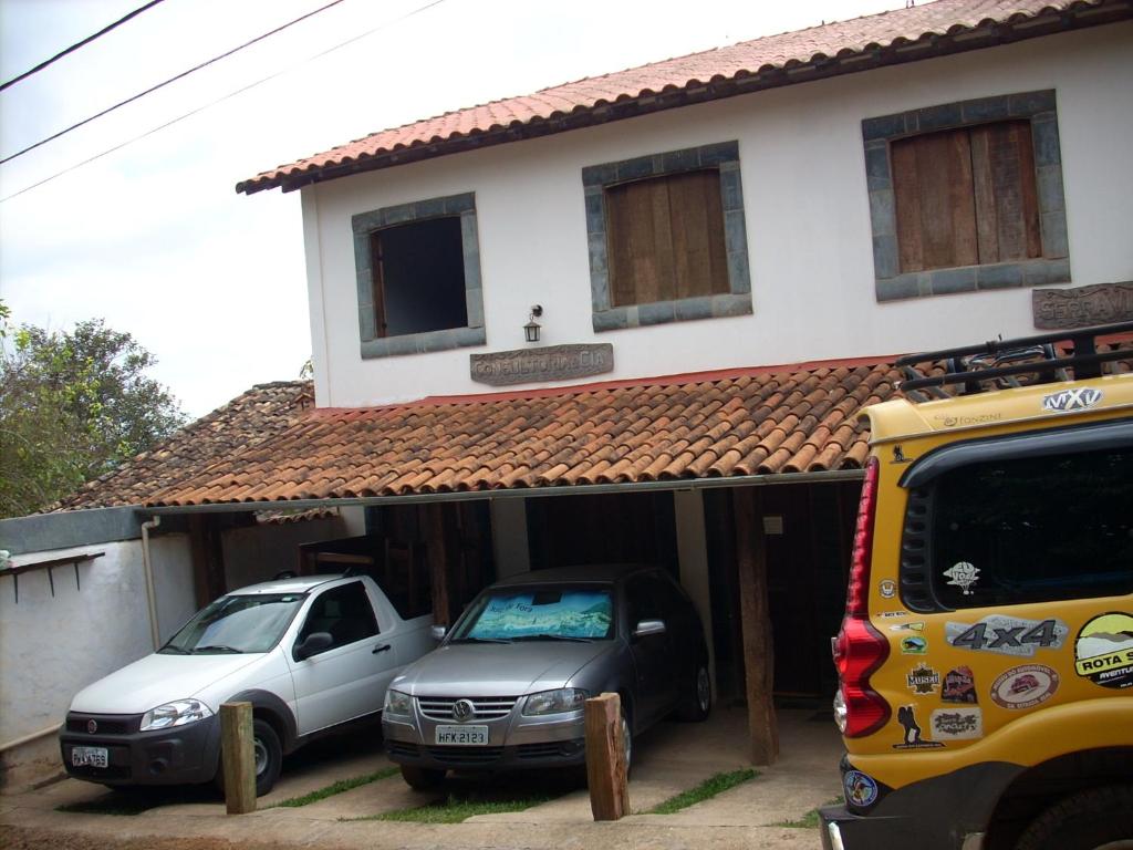 zwei Autos, die vor einem Haus geparkt sind in der Unterkunft Homestay Tiradentes Alto da Torre in Tiradentes
