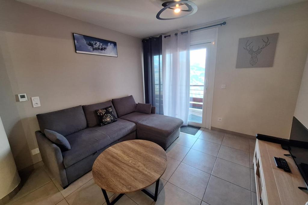 3-rooms apartment in front of snow