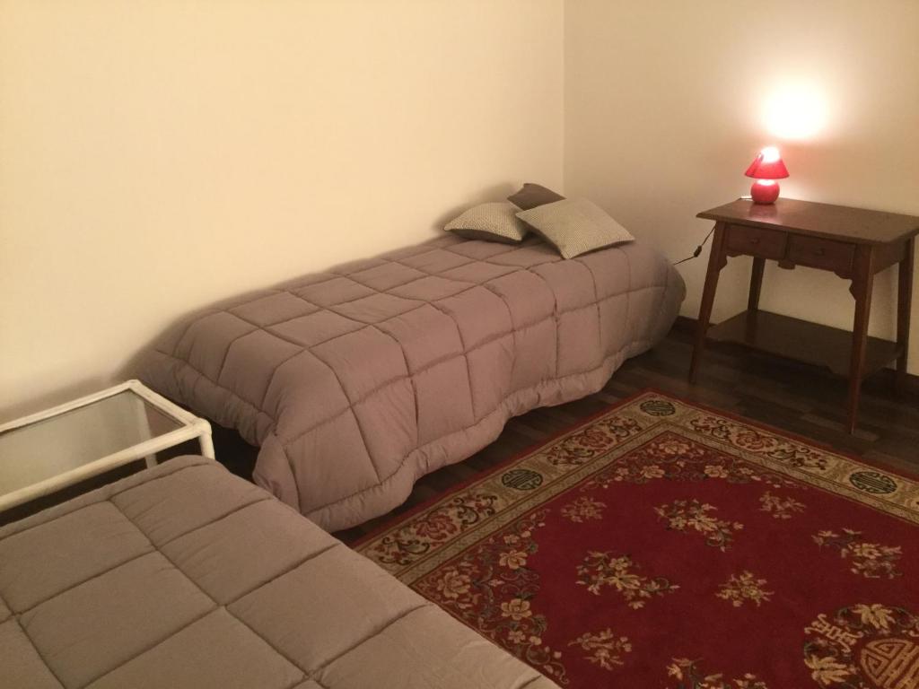 パレルモにあるLeoni 1のベッドルーム1室(ベッド2台、ランプ付きテーブル付)