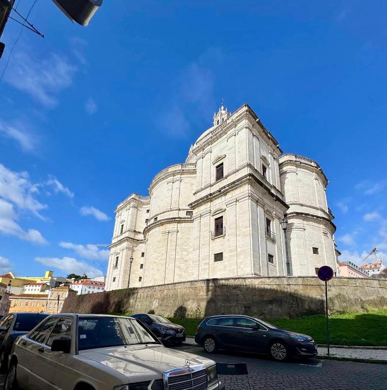 Cozy Alfama Apartment with River View